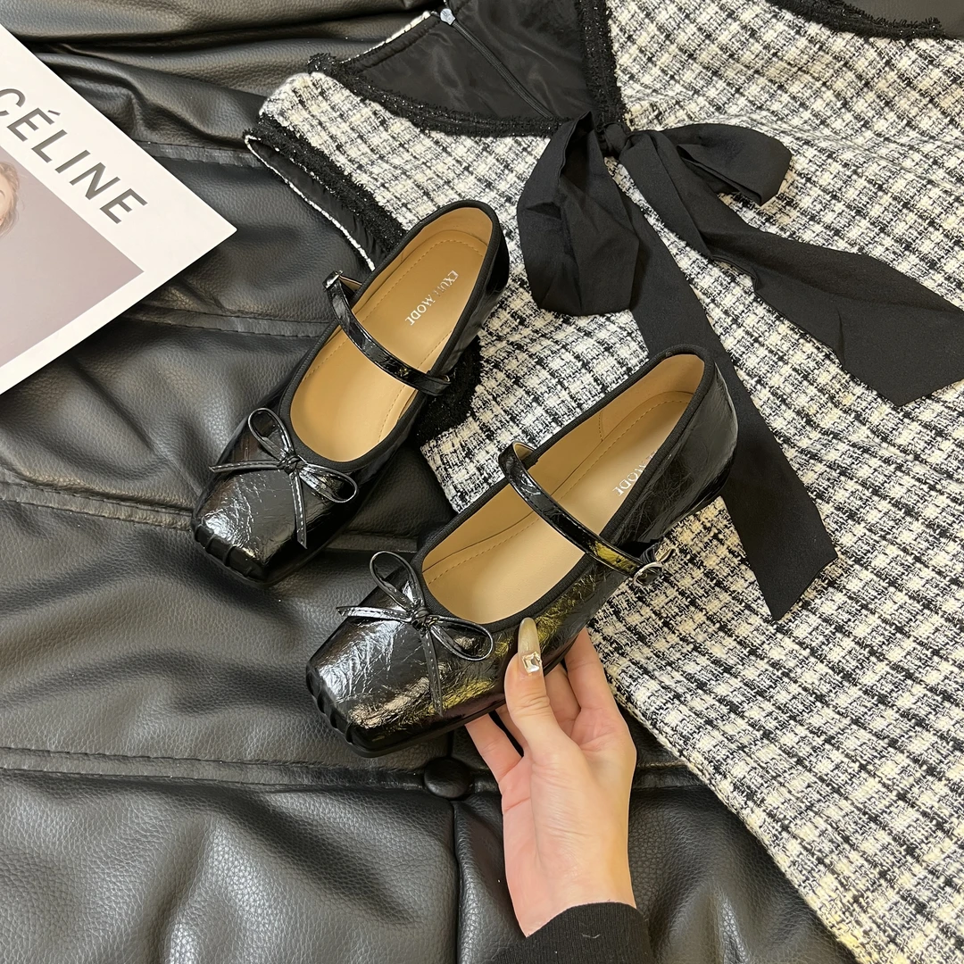 依思q时尚百搭单鞋法式浅口方头平底女鞋2025春季小香风气质女鞋