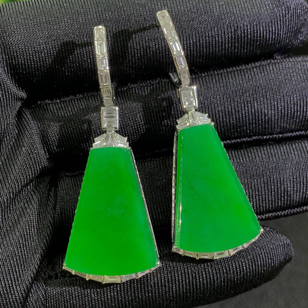 天然翡翠镶嵌无事牌耳饰