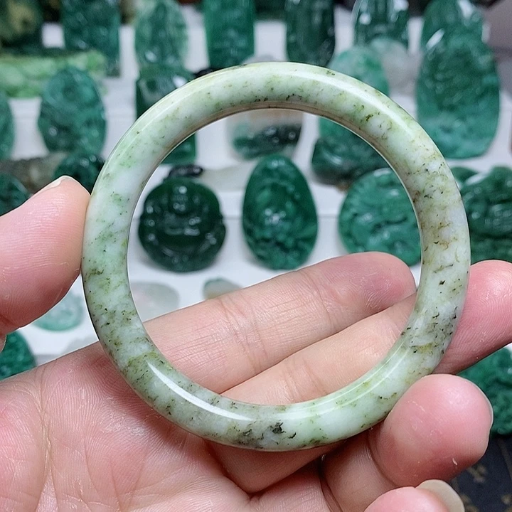 未镶嵌独山玉颈饰