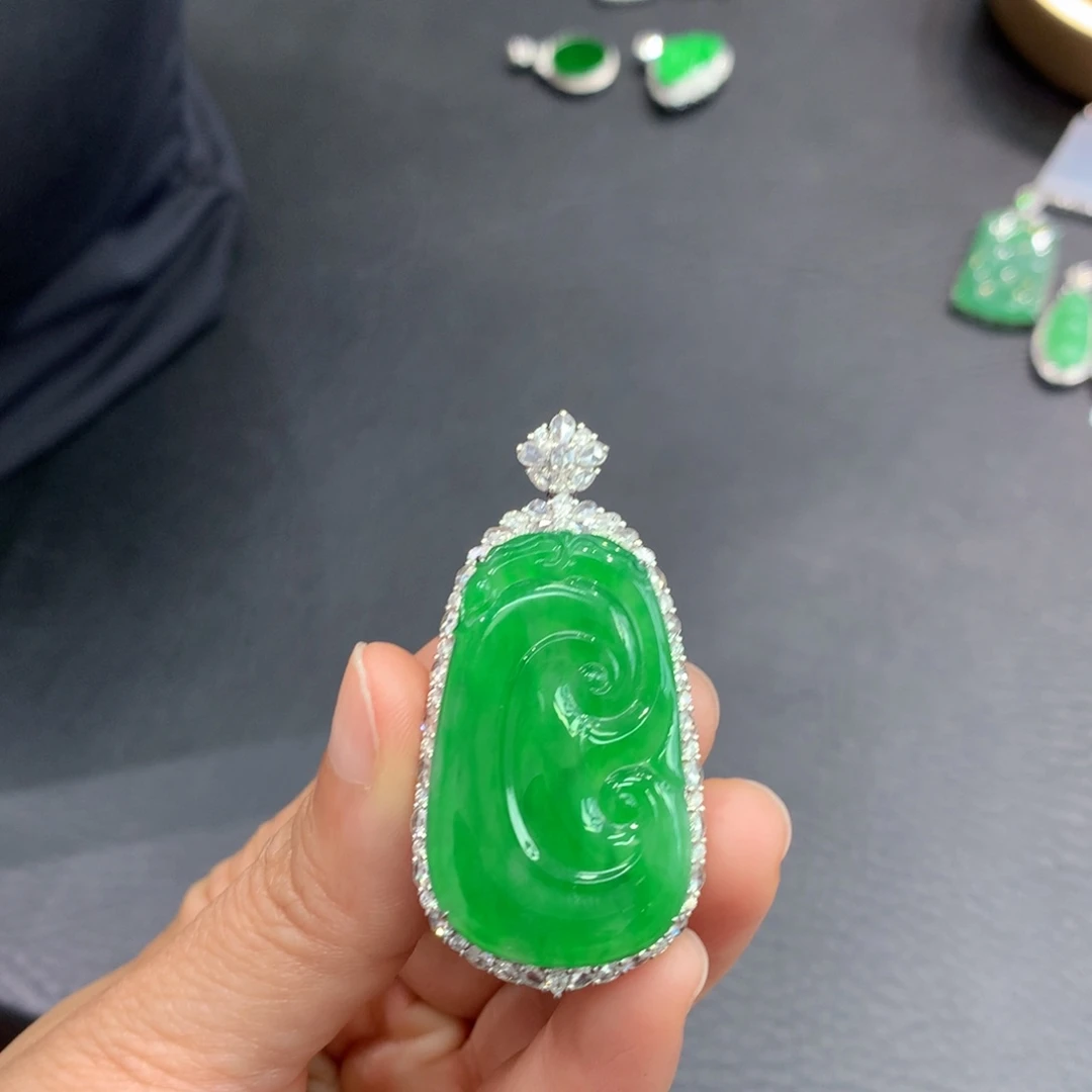 颈饰18K金镶嵌翡翠