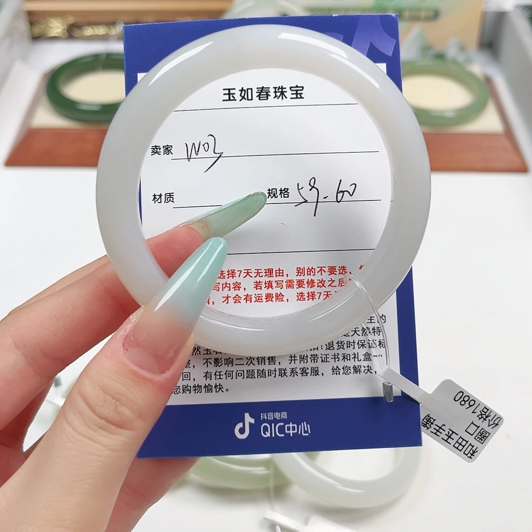和田玉手镯未镶嵌哎***砸