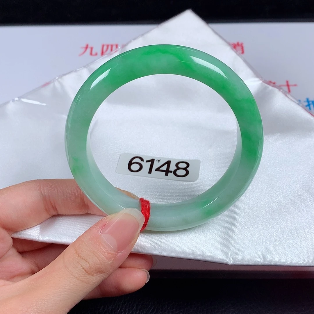 翡翠手镯未镶嵌58。