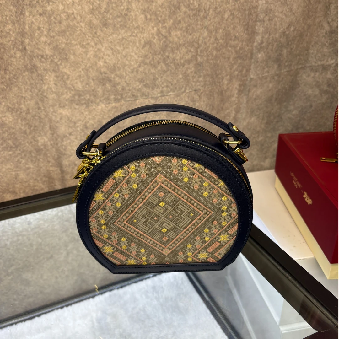 【仅剩1个】【五彩几何】【圆饼包包】【广西非遗手工壮锦包】