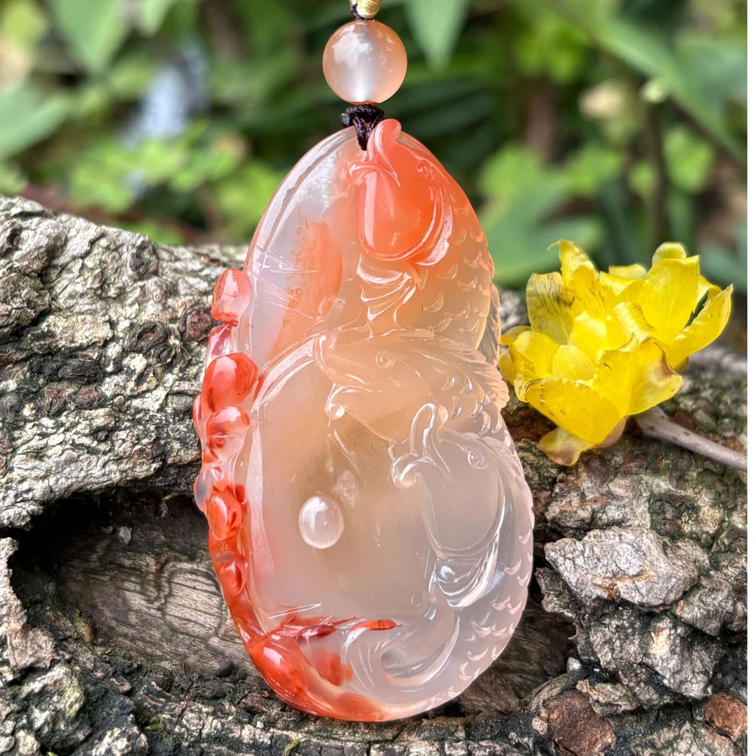 南红冰飘三鱼聚福吊坠