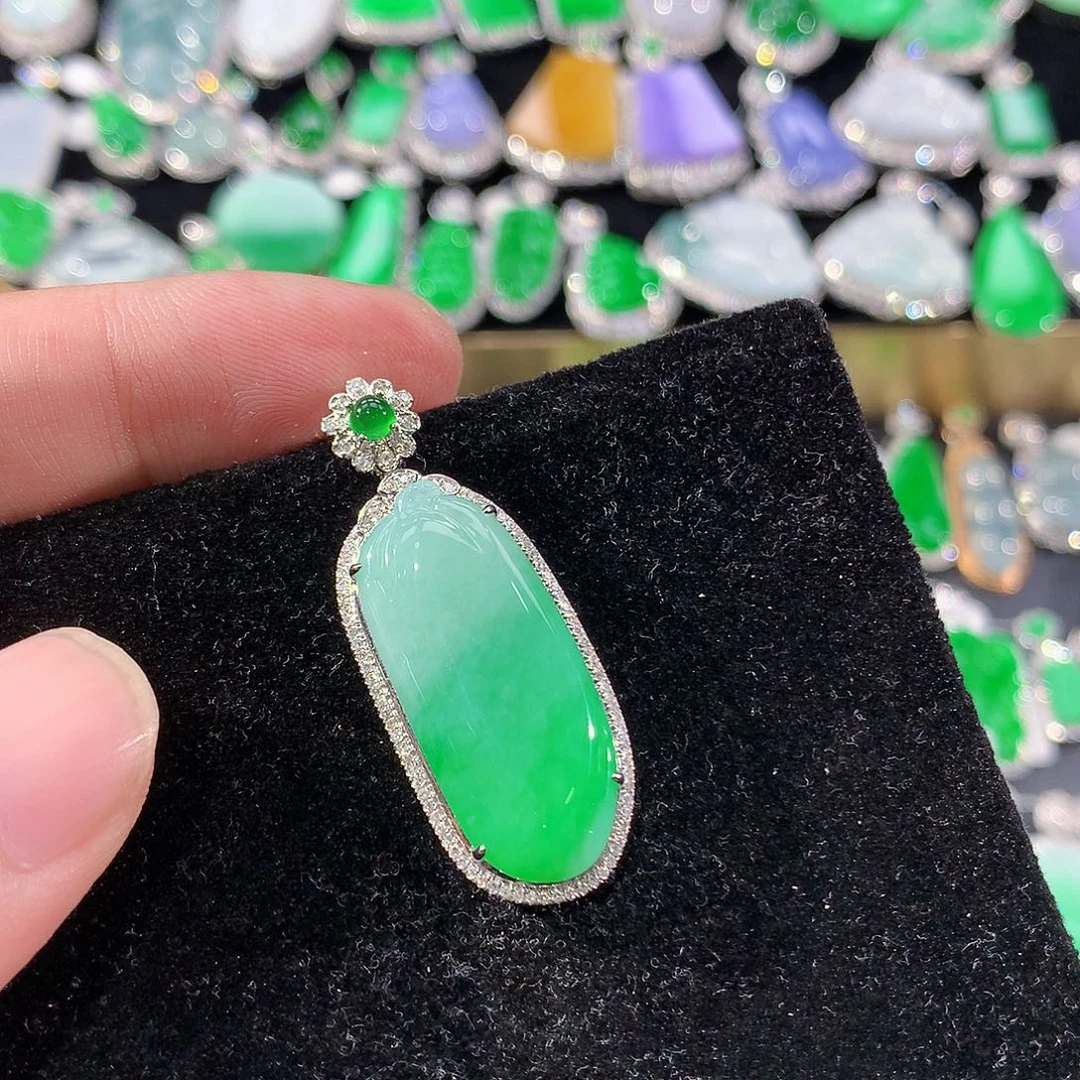 翡翠18K金镶嵌颈饰