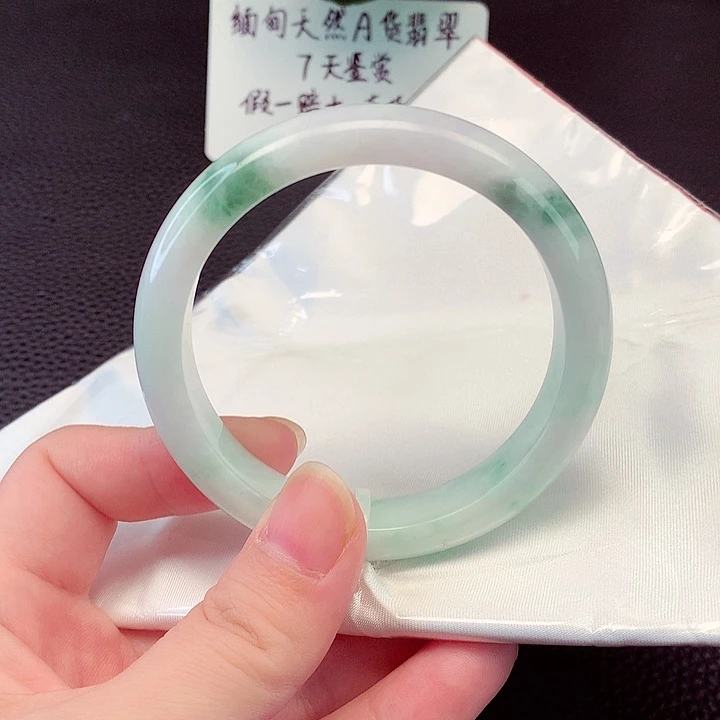 翡翠手镯未镶嵌翡翠