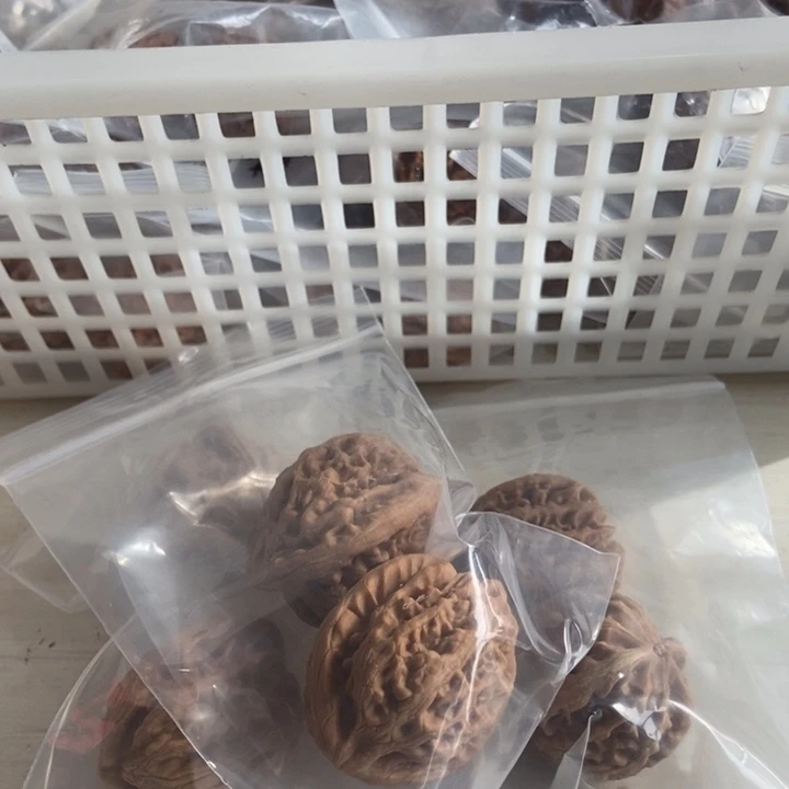 吊坠文玩核桃红锦鲤瑕疵