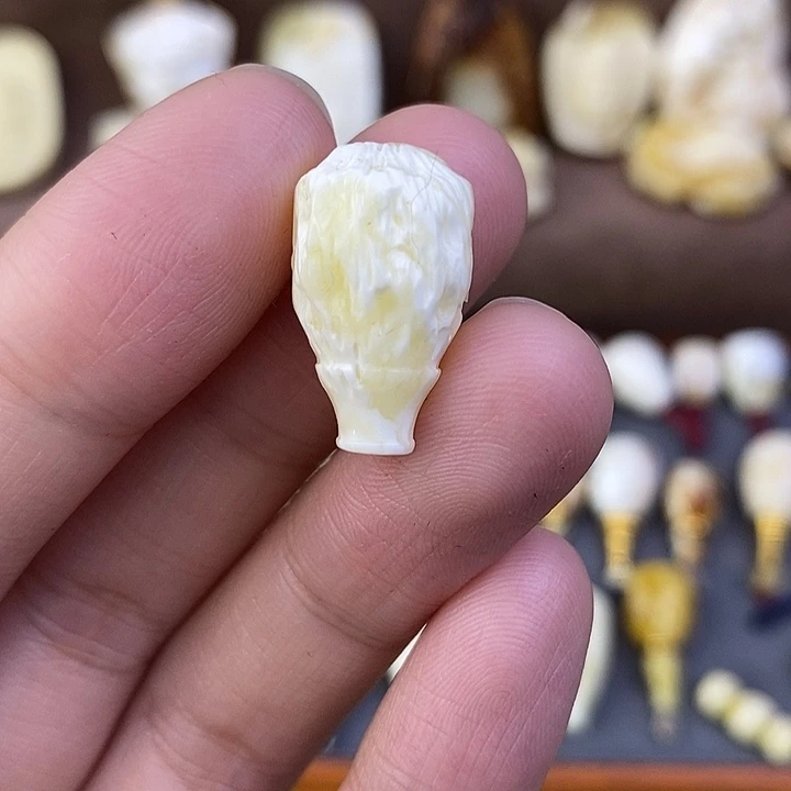 琥珀裸石未镶嵌11三通z37