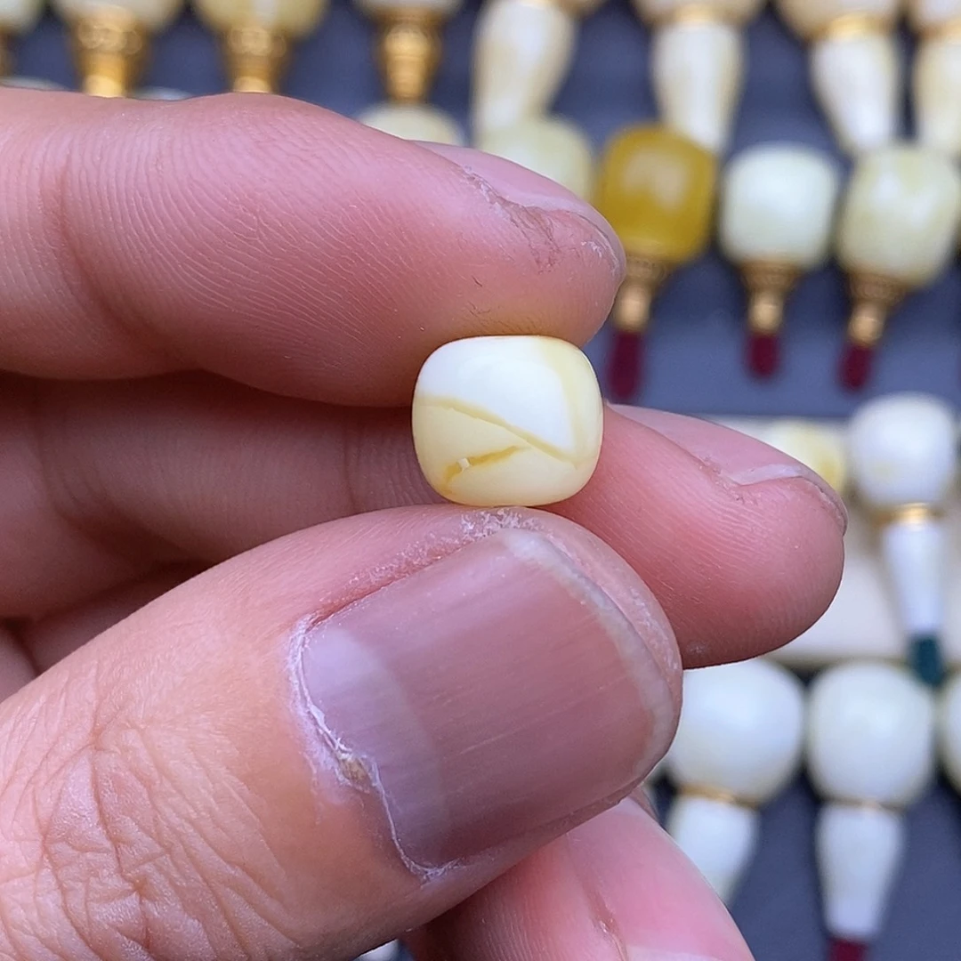 琥珀裸石未镶嵌叶**风10.3*9.2mm