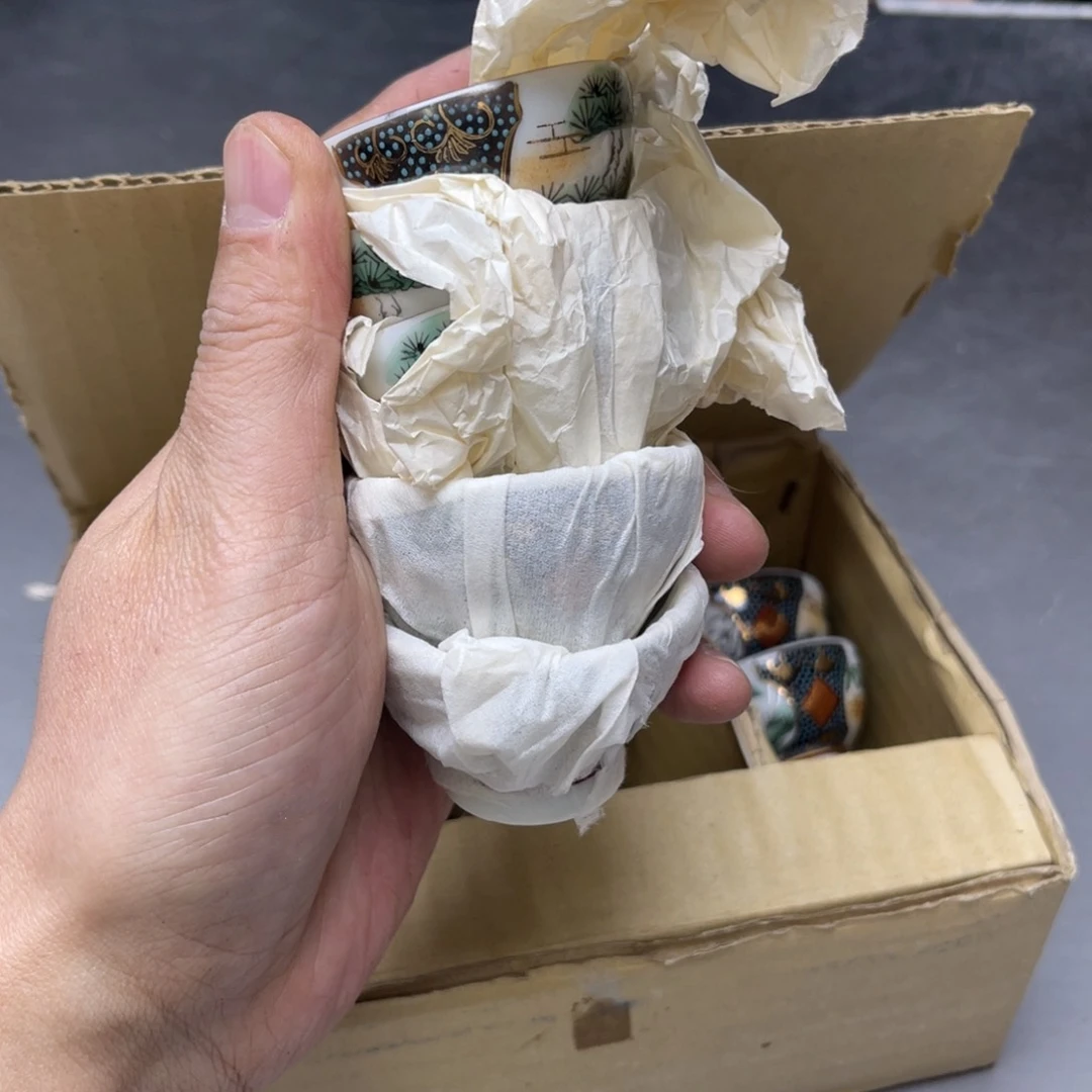 瓷片黛*密密麻麻地排列着一个