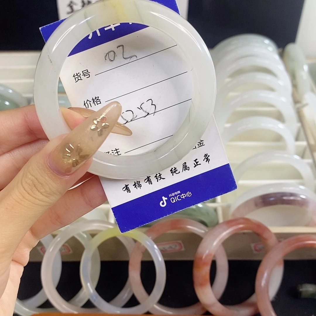 未镶嵌手镯石英质玉