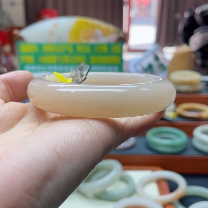 石英质玉手镯未镶嵌整****?藕粉手镯