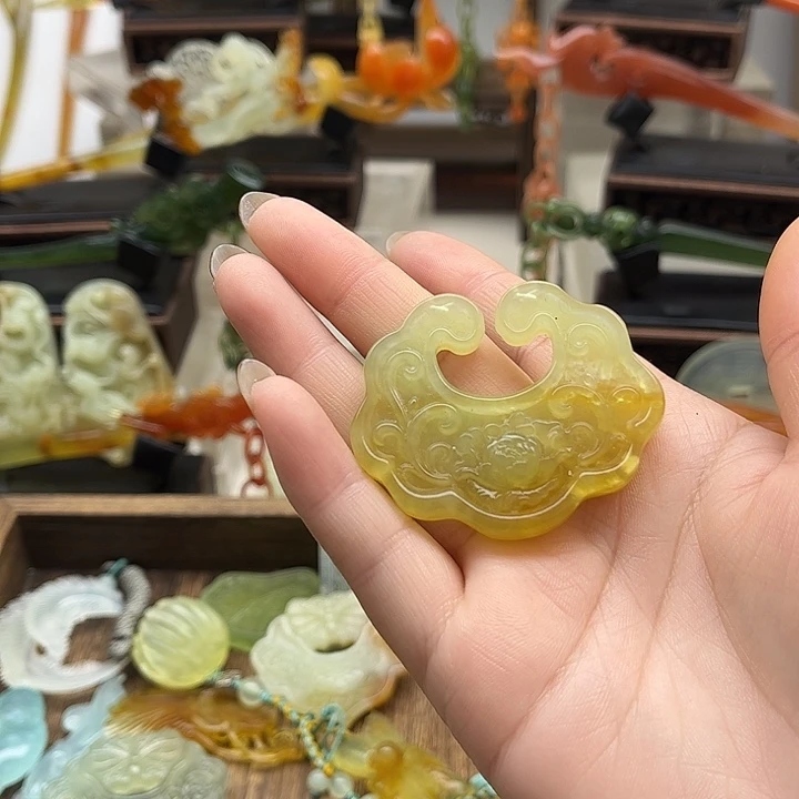蛇纹石玉岫玉挂坠未镶嵌迷*中