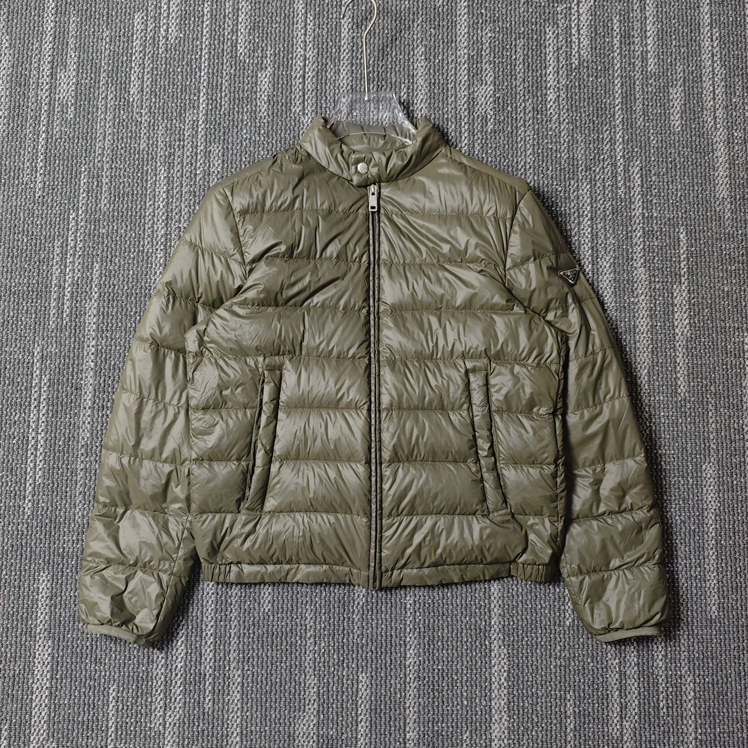 99新 Prada/普拉达 logo钢标轻质羽绒夹克/48码/1123