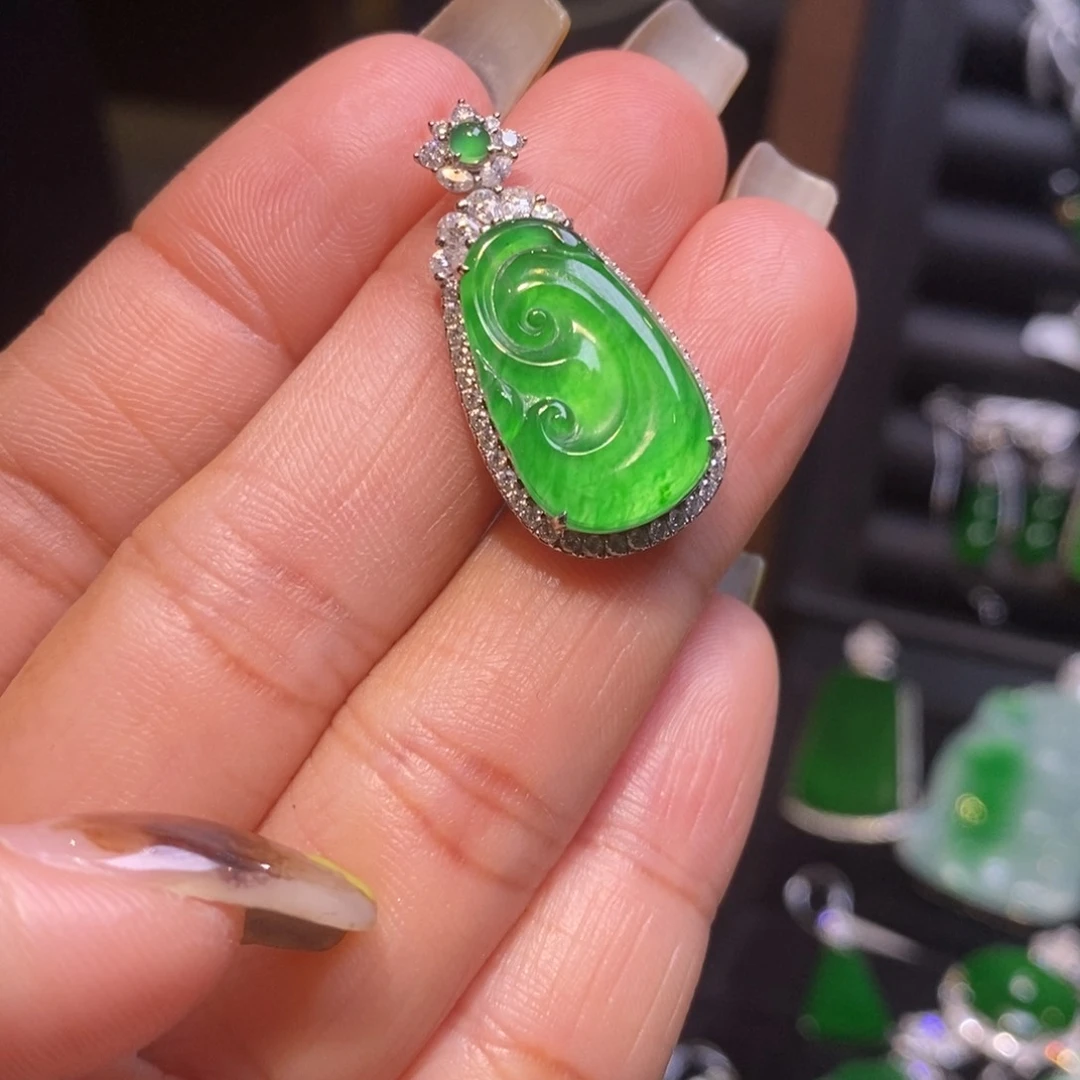 翡翠颈饰18K金镶嵌如意吊坠