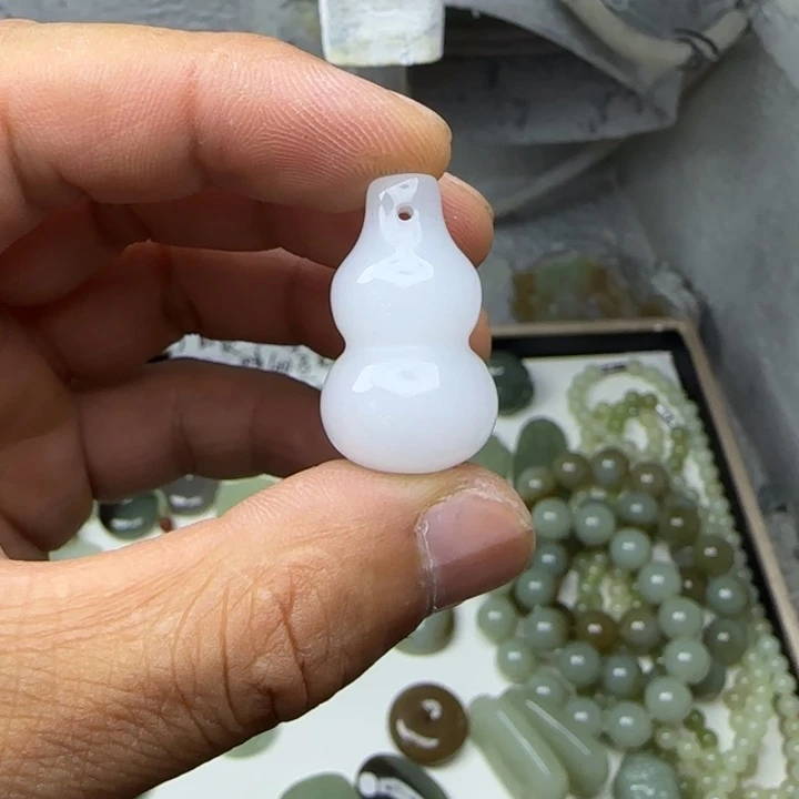 颈饰合金石英岩玉