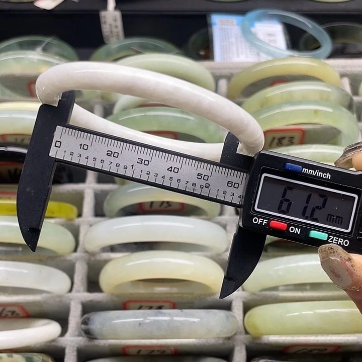 蛇纹石玉未镶嵌手镯199