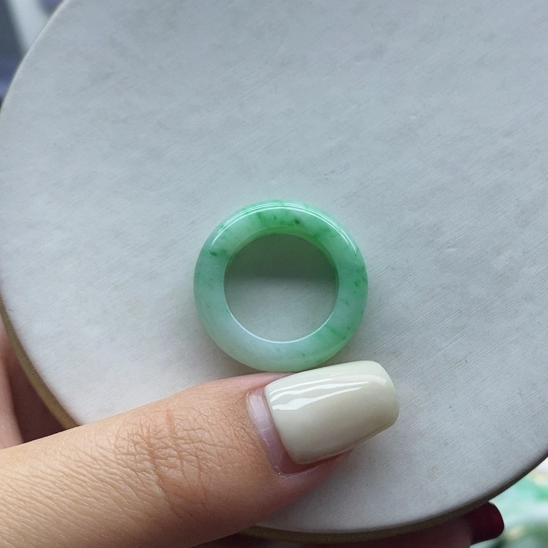 翡翠未镶嵌戒圈戒圈