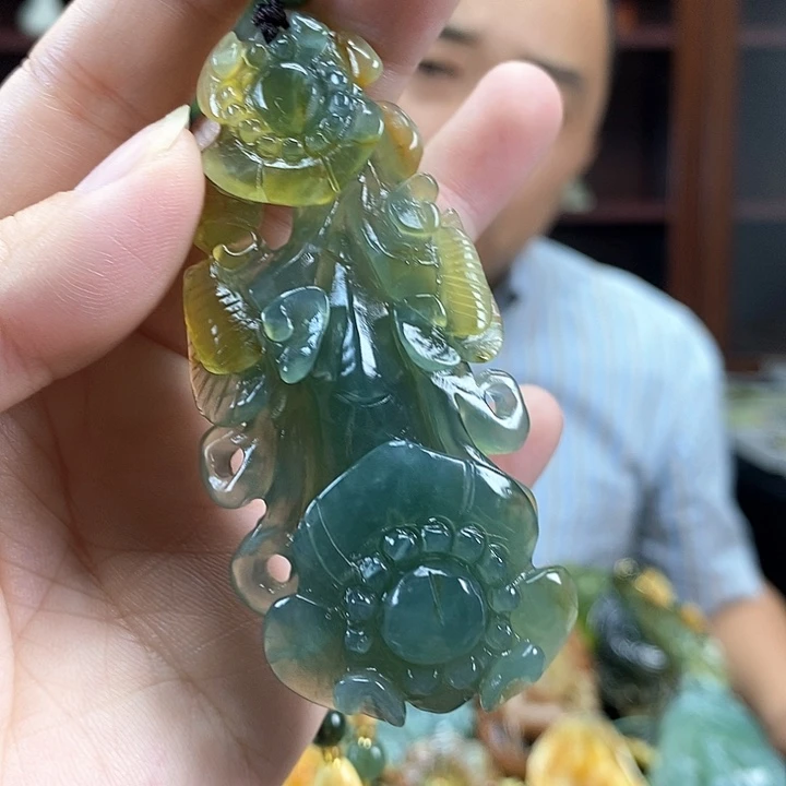 蛇纹石玉未镶嵌颈饰
