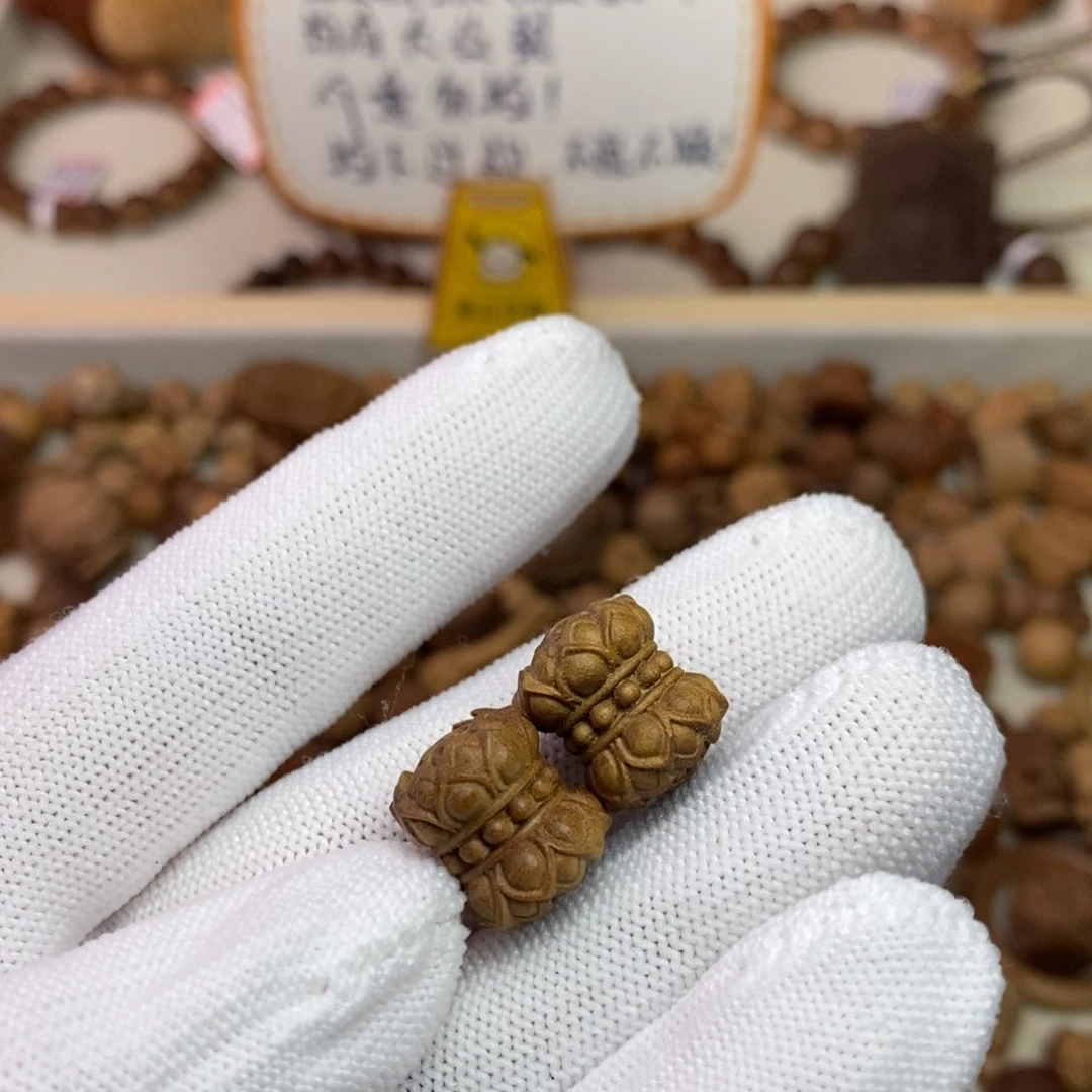 檀香木散珠印度迈索尔老山檀1.2*1.4并蒂莲瑕疵一对