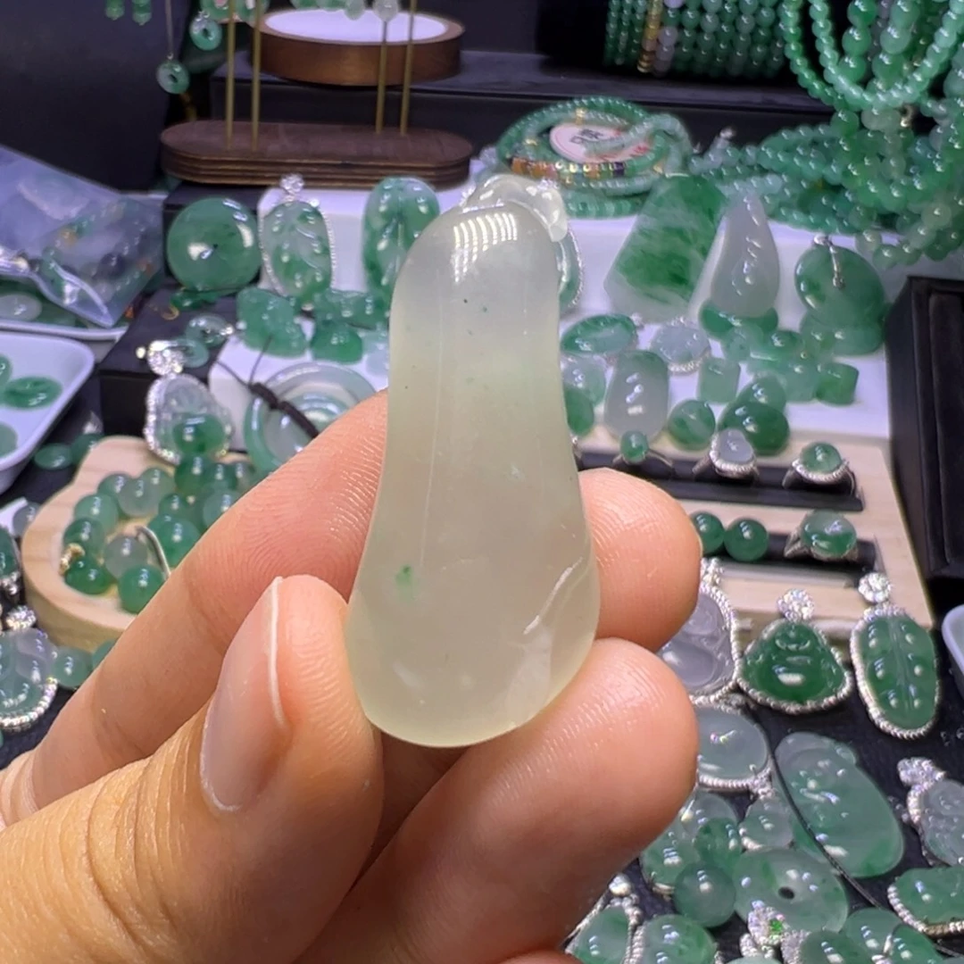 石英质玉（非洲翠）未镶嵌颈饰