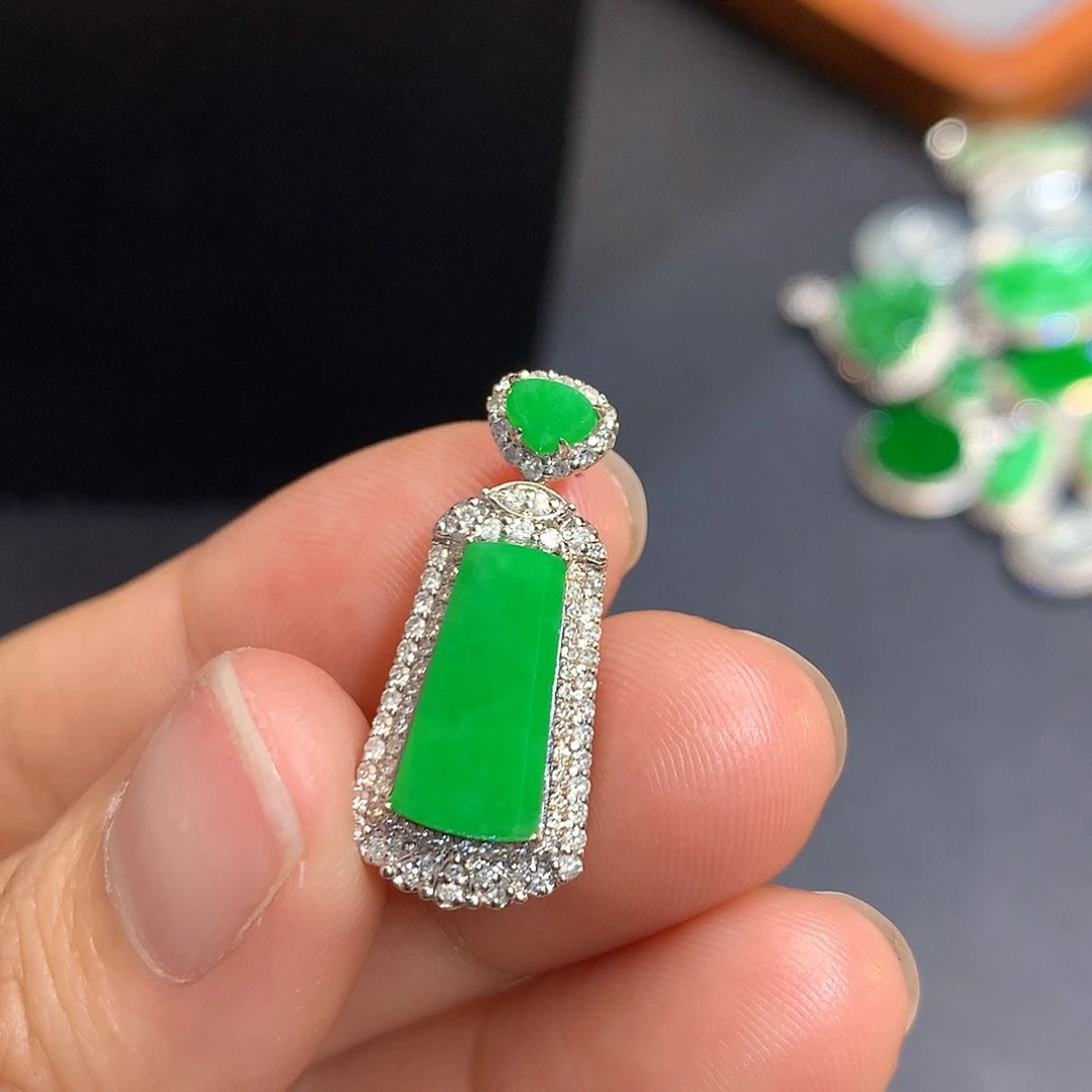 翡翠吊坠(不含链)18K金镶嵌