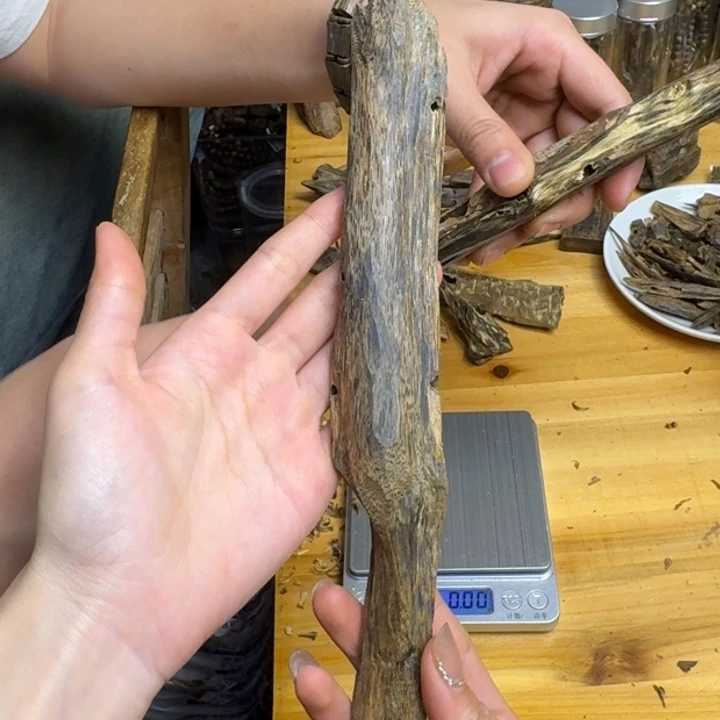 沉香手把件陆河品种块料59克