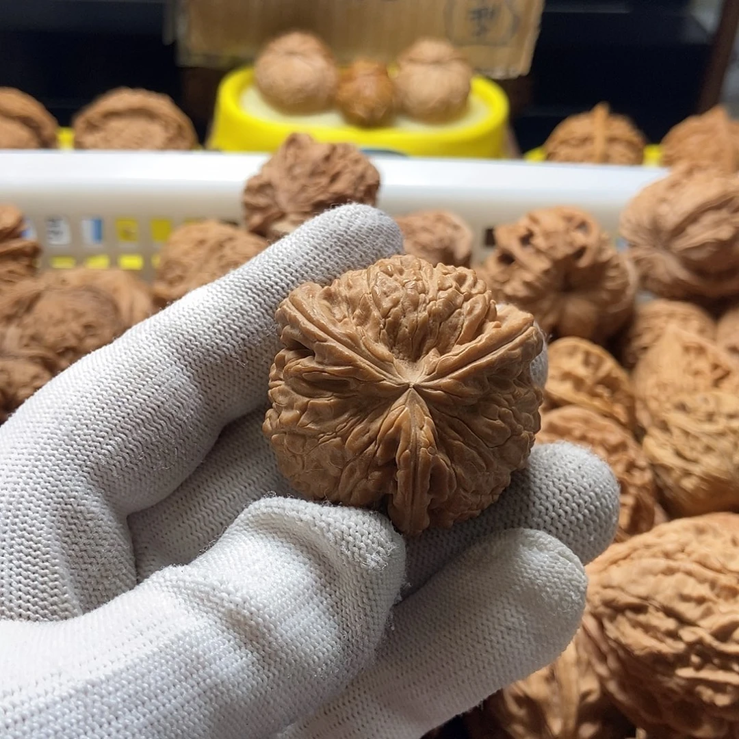 哈***哈吊坠文玩核桃白狮子奔