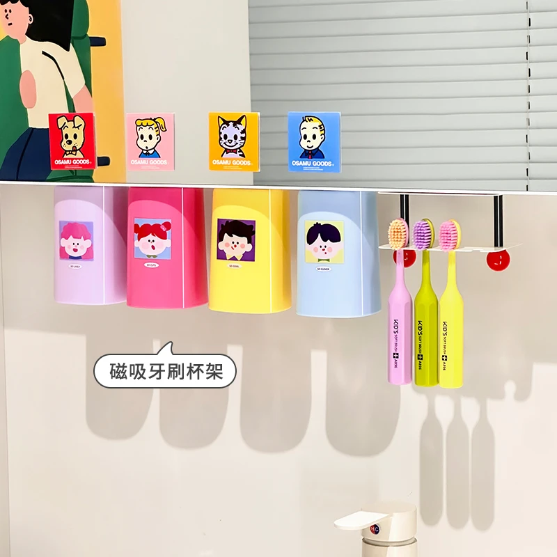 镜柜磁吸牙刷置物架倒扣漱口杯一家四口壁挂打孔沥水刷牙杯子收纳