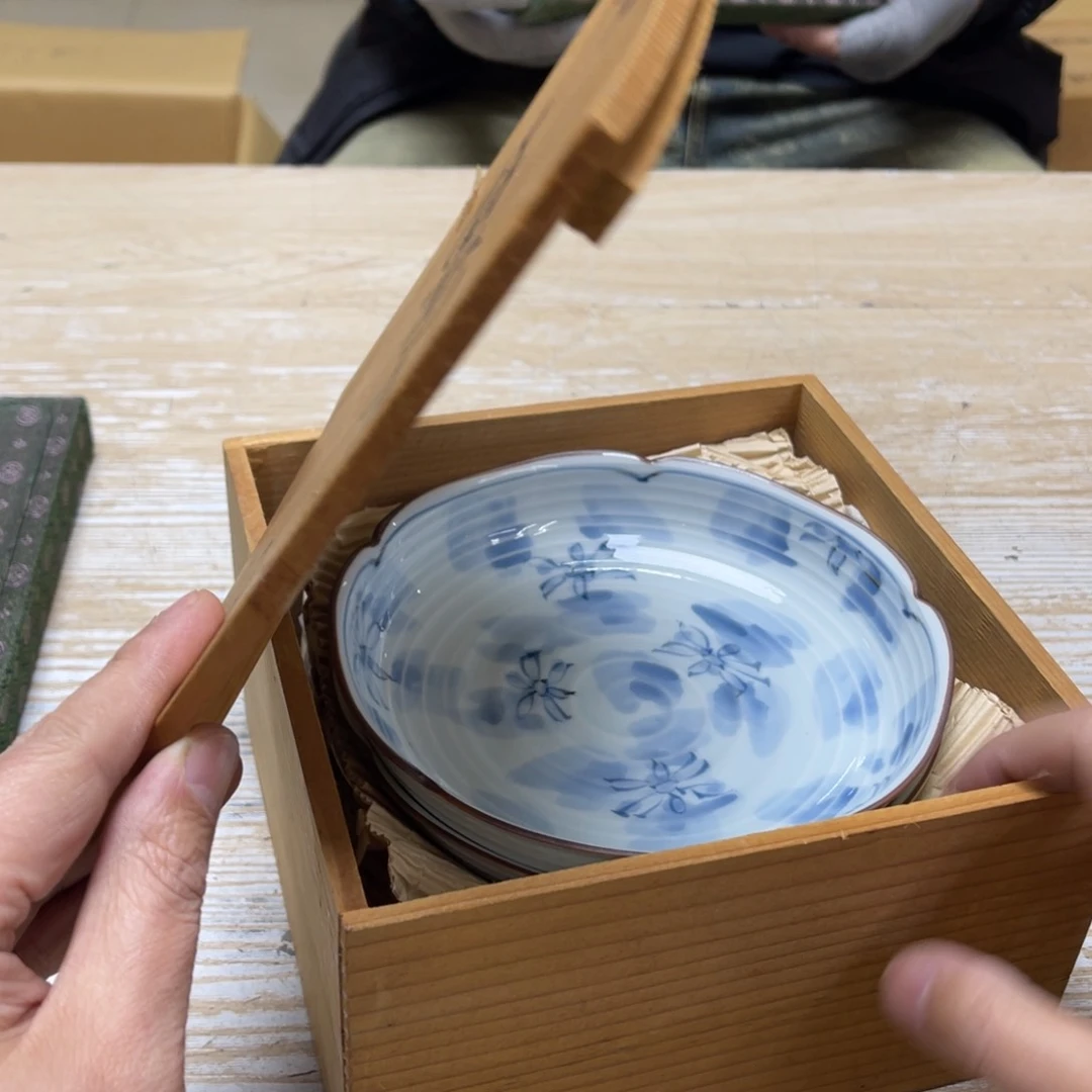 瓷片魔****?密密麻麻地排列着一个