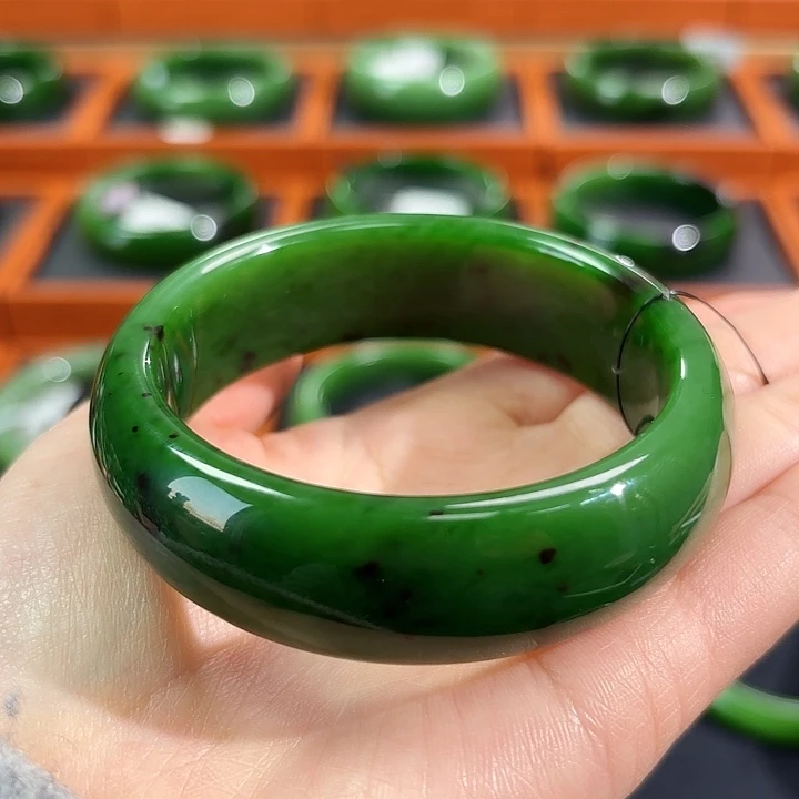 和田玉（碧玉）未镶嵌手镯宽版红皮菠菜绿 漏价！