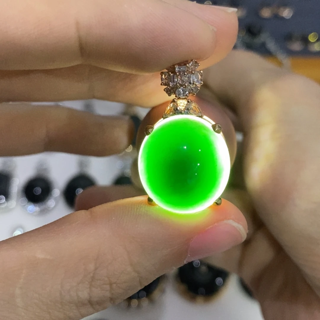 颈饰18K金镶嵌翡翠