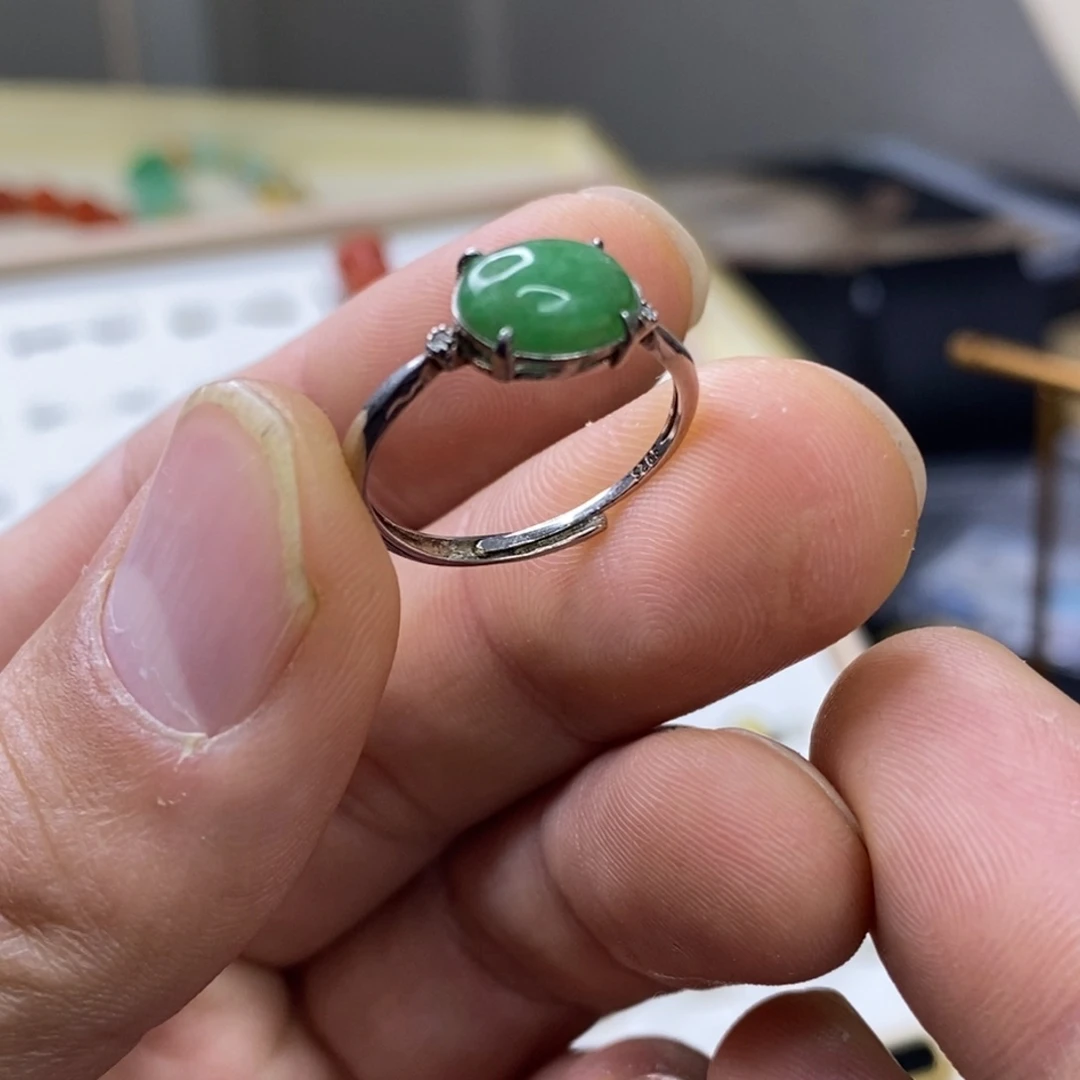 颈饰未镶嵌翡翠戒指