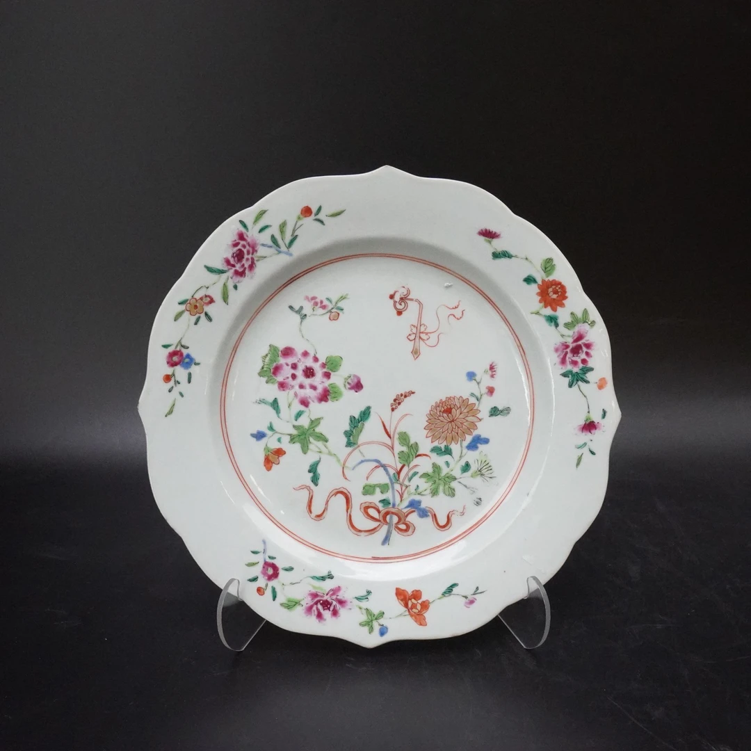 Lot.25070815清乾隆粉彩描金花卉花口赏盘 直径：约22.7cm