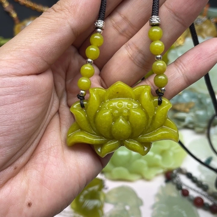 蛇纹石玉未镶嵌颈饰