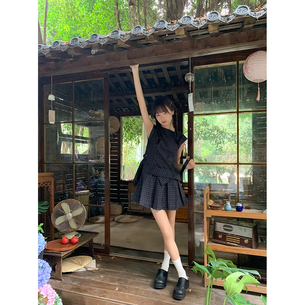 伦敦傍晚！穿出时髦博主感的复古格纹圆领背心裙DQ11779