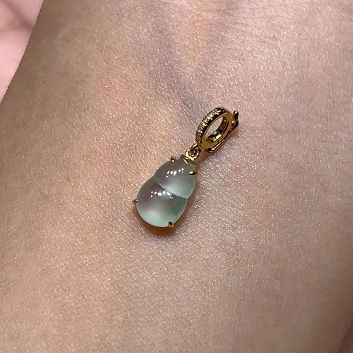 翡翠18K金镶嵌颈饰吊坠