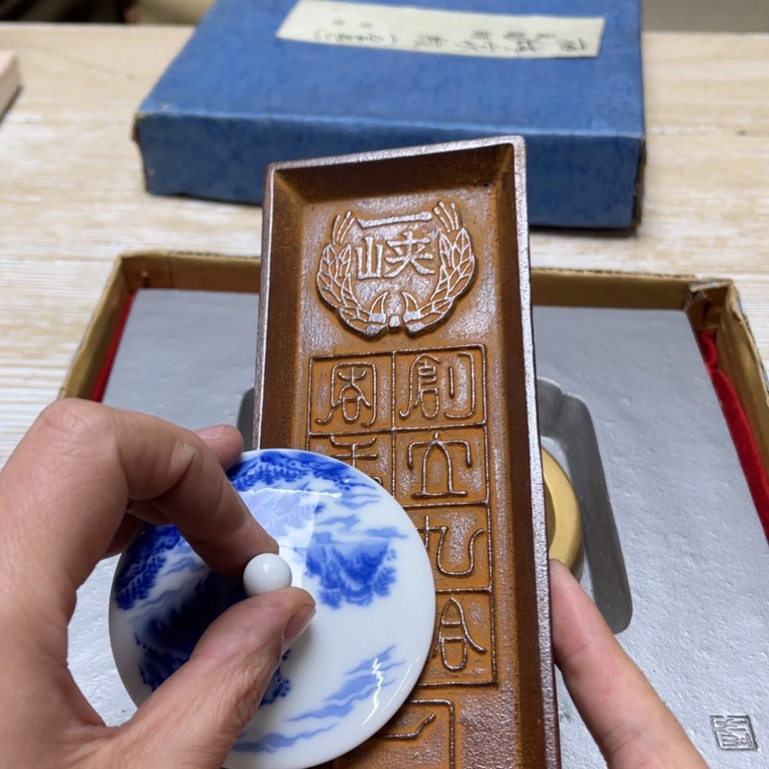 瓷片k**e密密麻麻地排列着一个
