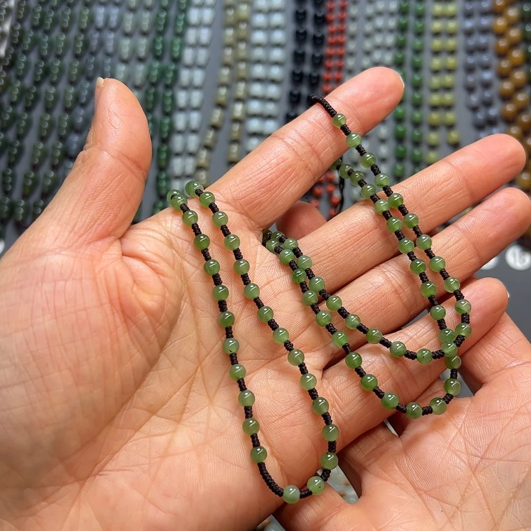 颈饰未镶嵌和田玉谢*。