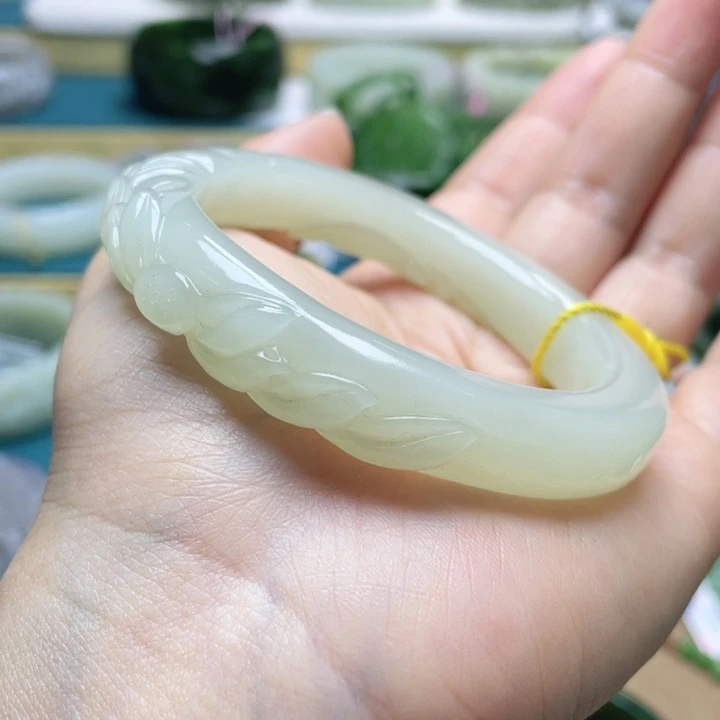 和田玉手镯57圈口。编号45未镶嵌