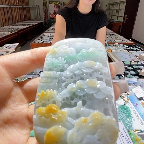 翡翠未镶嵌颈饰一个