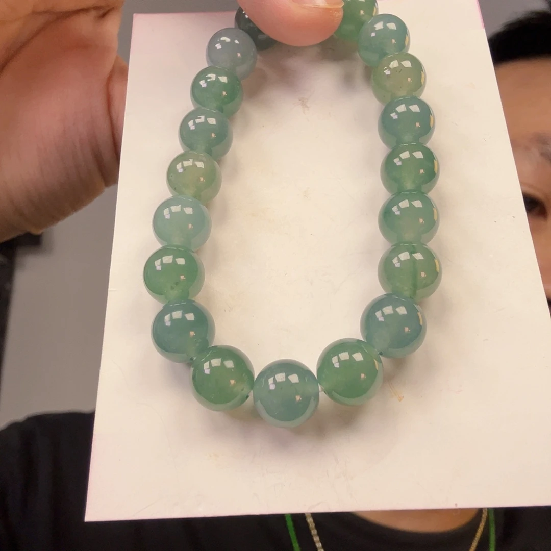 翡翠未镶嵌颈饰一件