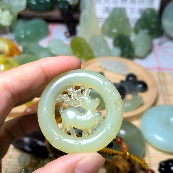 蛇纹石玉颈饰未镶嵌梅