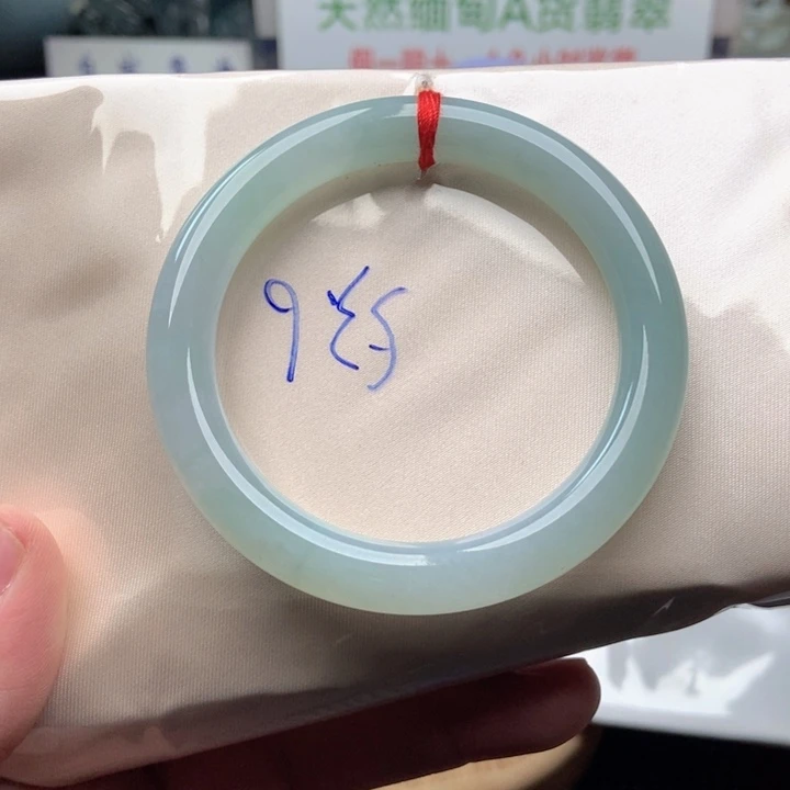 翡翠未镶嵌手镯.1