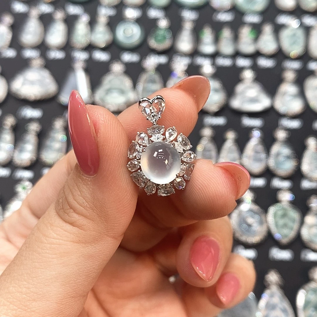 A***n翡翠18K金镶嵌颈饰