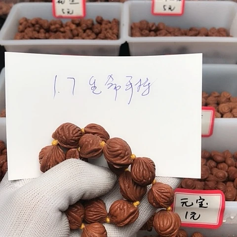桃核吊坠L*C龙纹桃核的搭配
