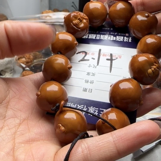 路***上橄榄核吊坠雕刻工艺