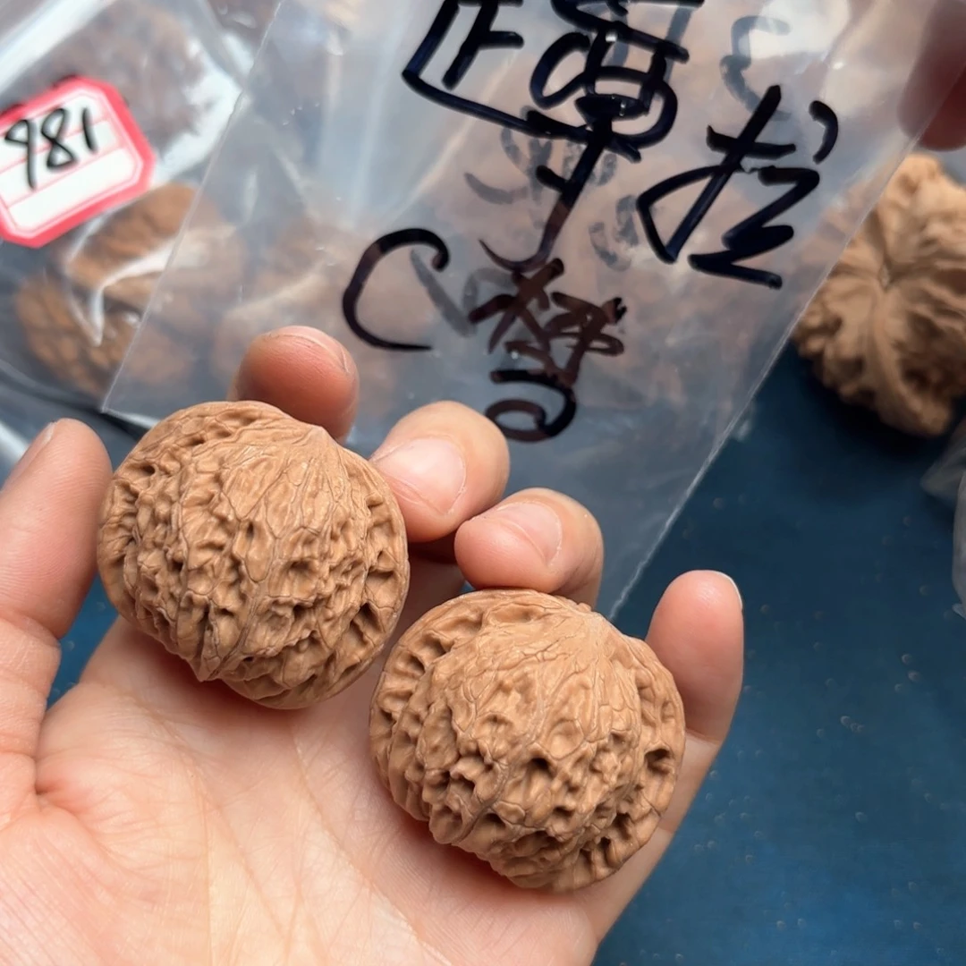 文玩核桃吊坠蹲**梦磨盘