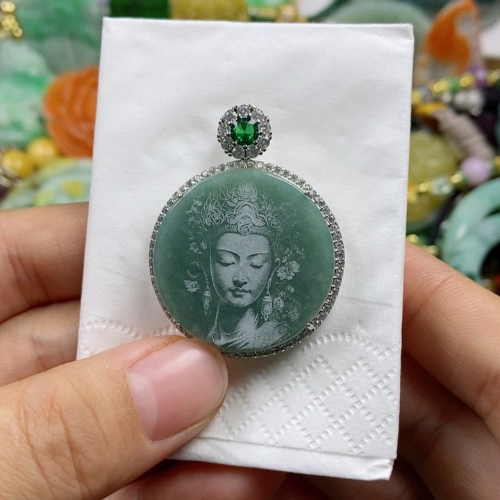 翡翠吊坠(赠链)未镶嵌