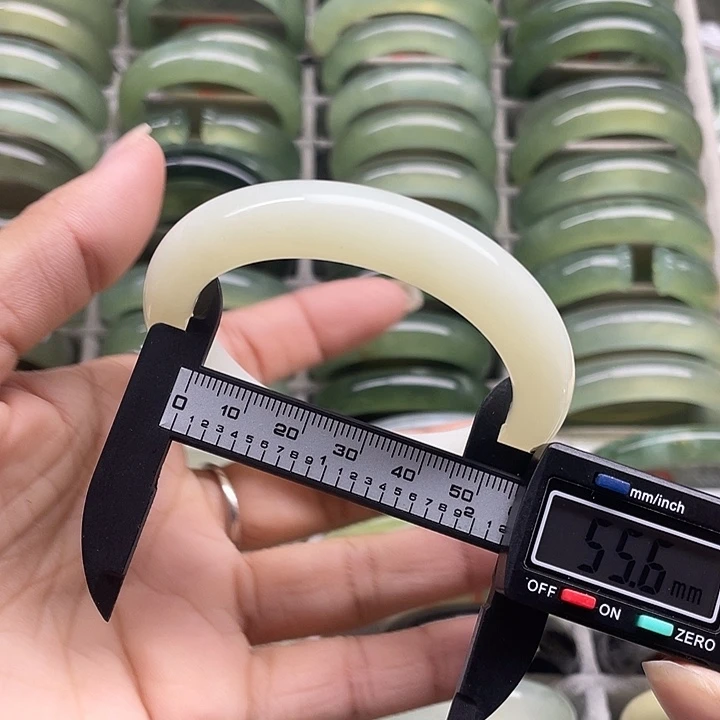 蛇纹石玉未镶嵌手镯140